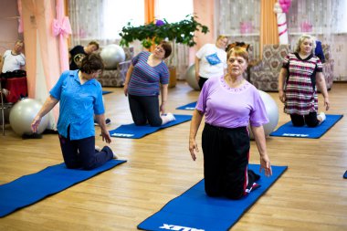 Podporozhye, Rusya 11 Ekim: emekliler ve (yaşlılar ve engelliler için spor eğitimi) engelli отрада için sosyal hizmetler merkezinde sağlık günü, Podporozhye içinde 11 Ekim 2012, rusya.